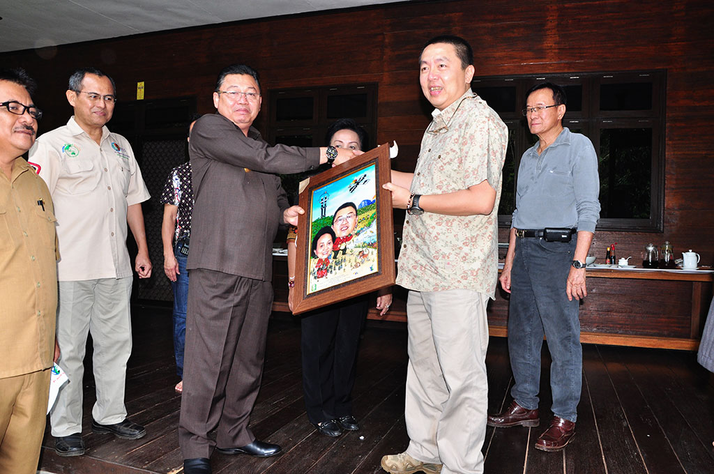 Karikatur kenang kenangan kepada Gubernur Kalbar Bpk. Cornelis - 04 Sept, 2014 Kayong Utara, Kalimantan Barat