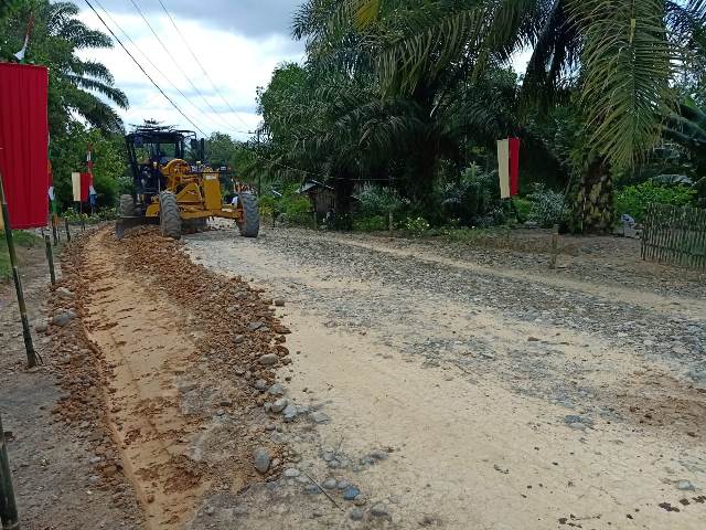 PT. Rimba Mujur Mahkota Bantu Perbaikan Jalan Desa Suka Maju
